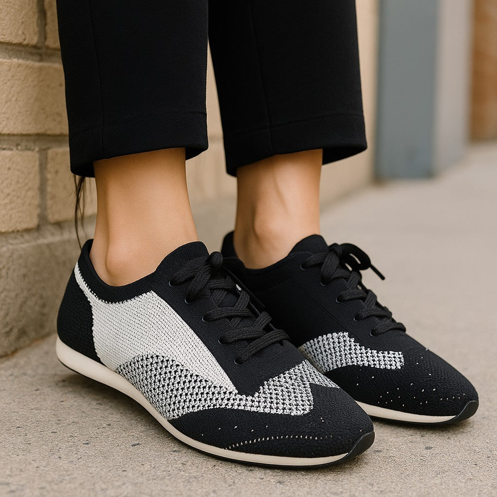 Schwarze Sneaker aus anderem Material