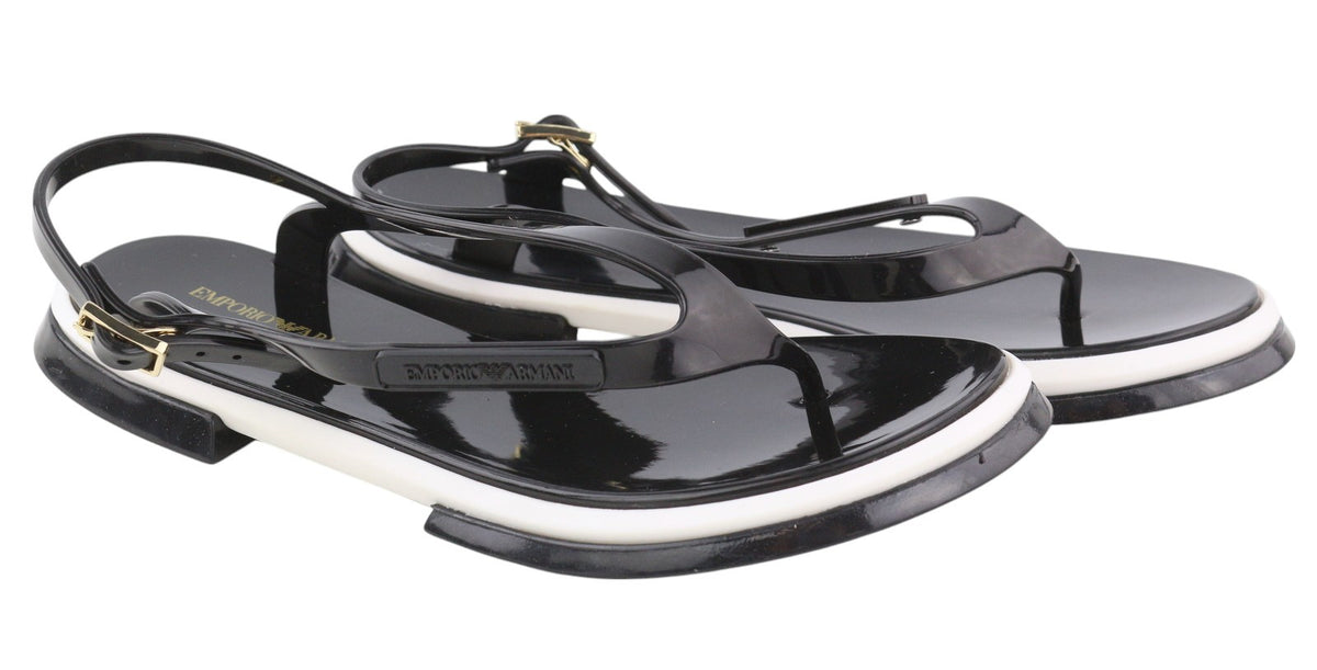 Schwarze Sandalen aus anderem Material