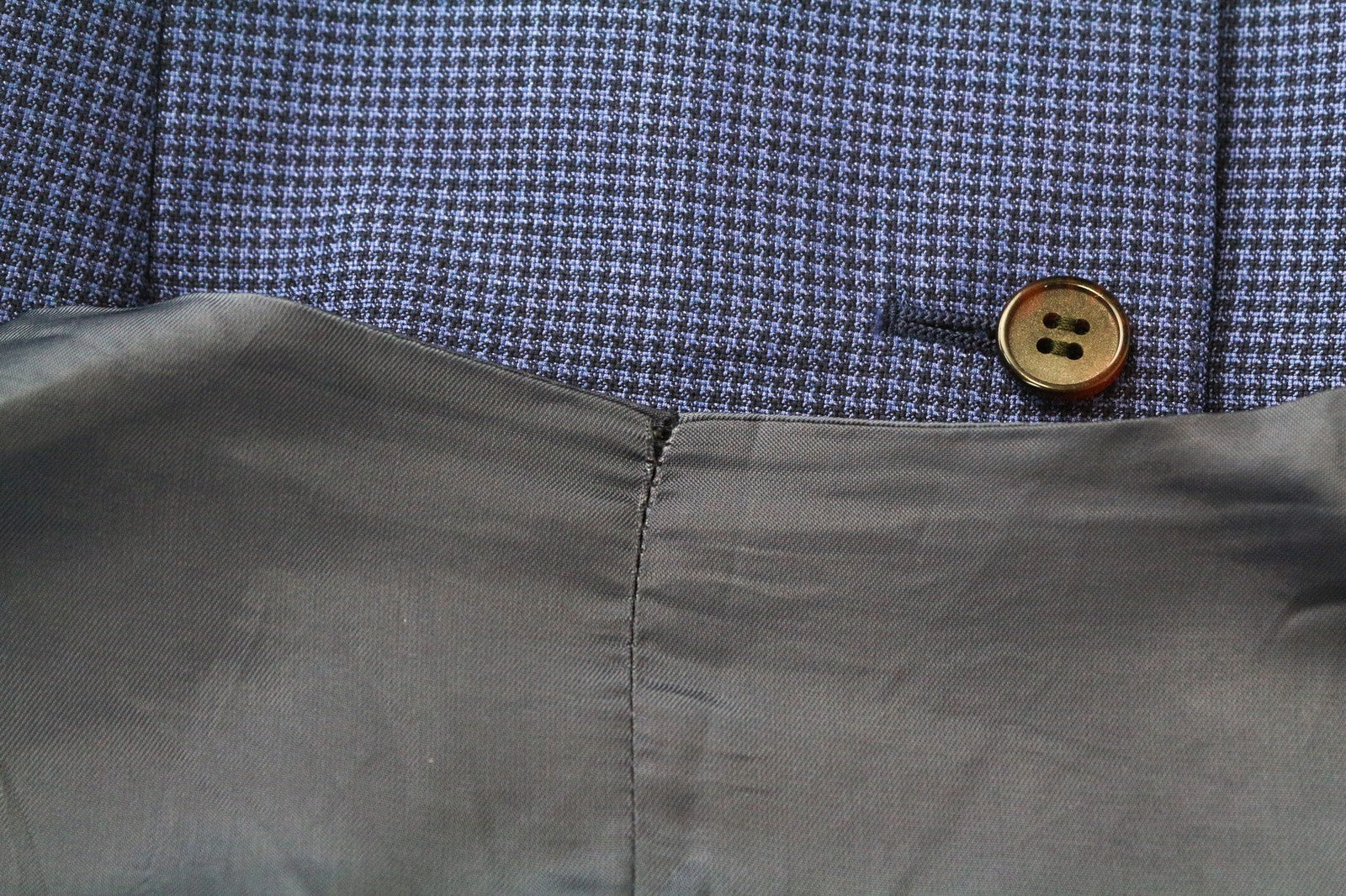 SUITSUPPLY vyriškas švarkas „Havana“ (UK36R), mėlynas, plonas, vilnonis, šilkinis, dviejų dalių kostiumas su „Houndstooth“ raštu. 