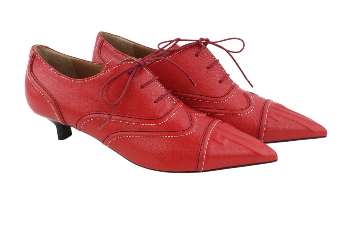Rote Absatzschuhe aus Leder