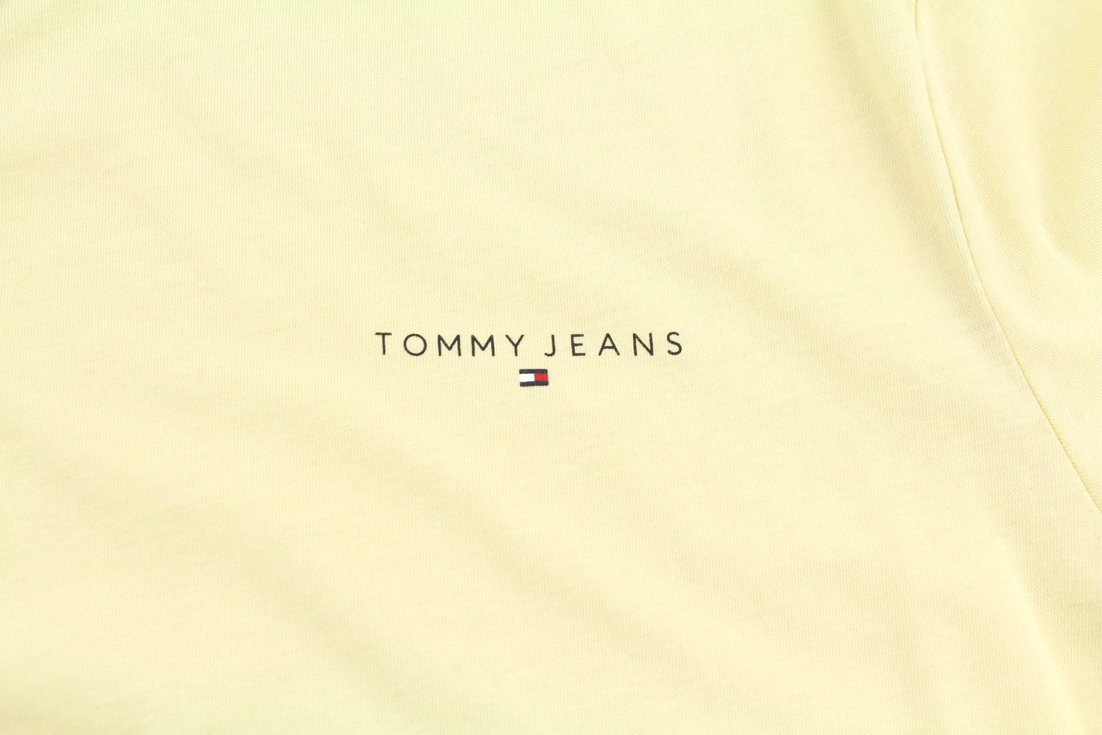 Tommy Jeans Slim Linear Ches Men T-Shirt L Custard Cream Crew Neck Tricot