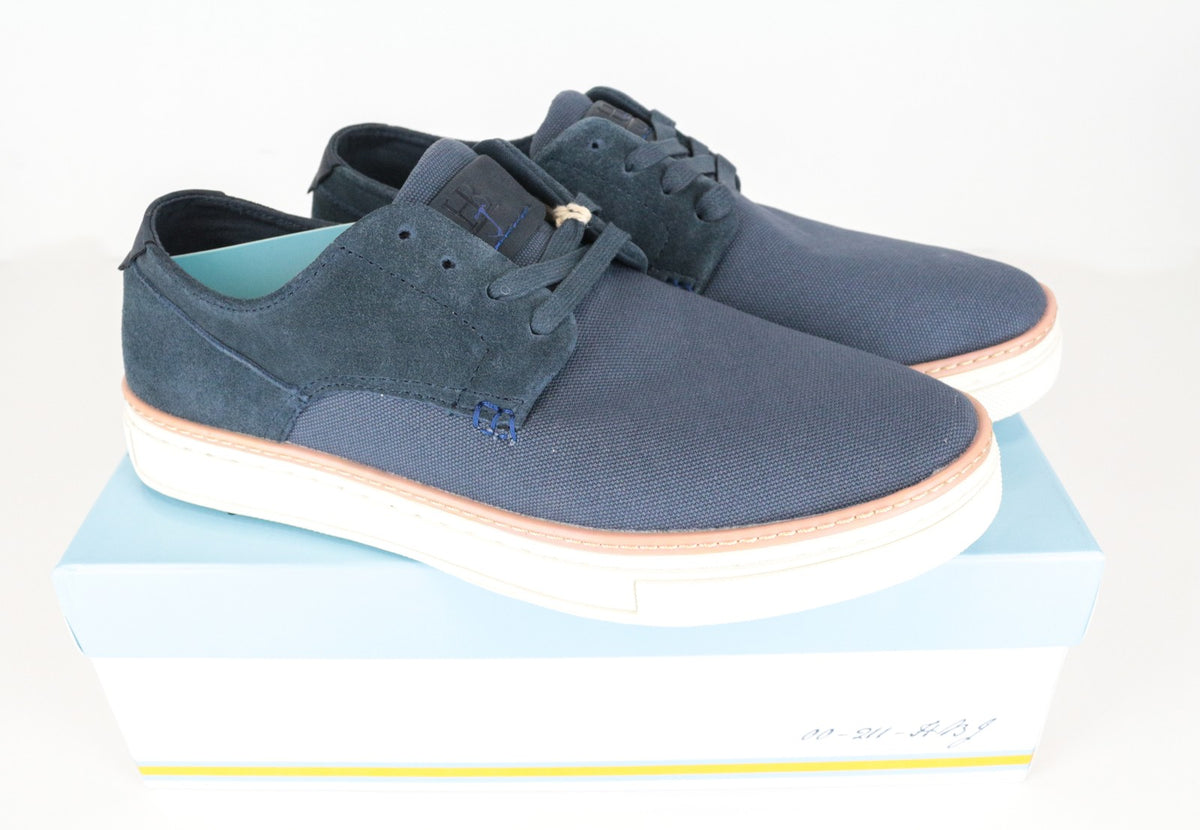 Blaue Stoffturnschuhe