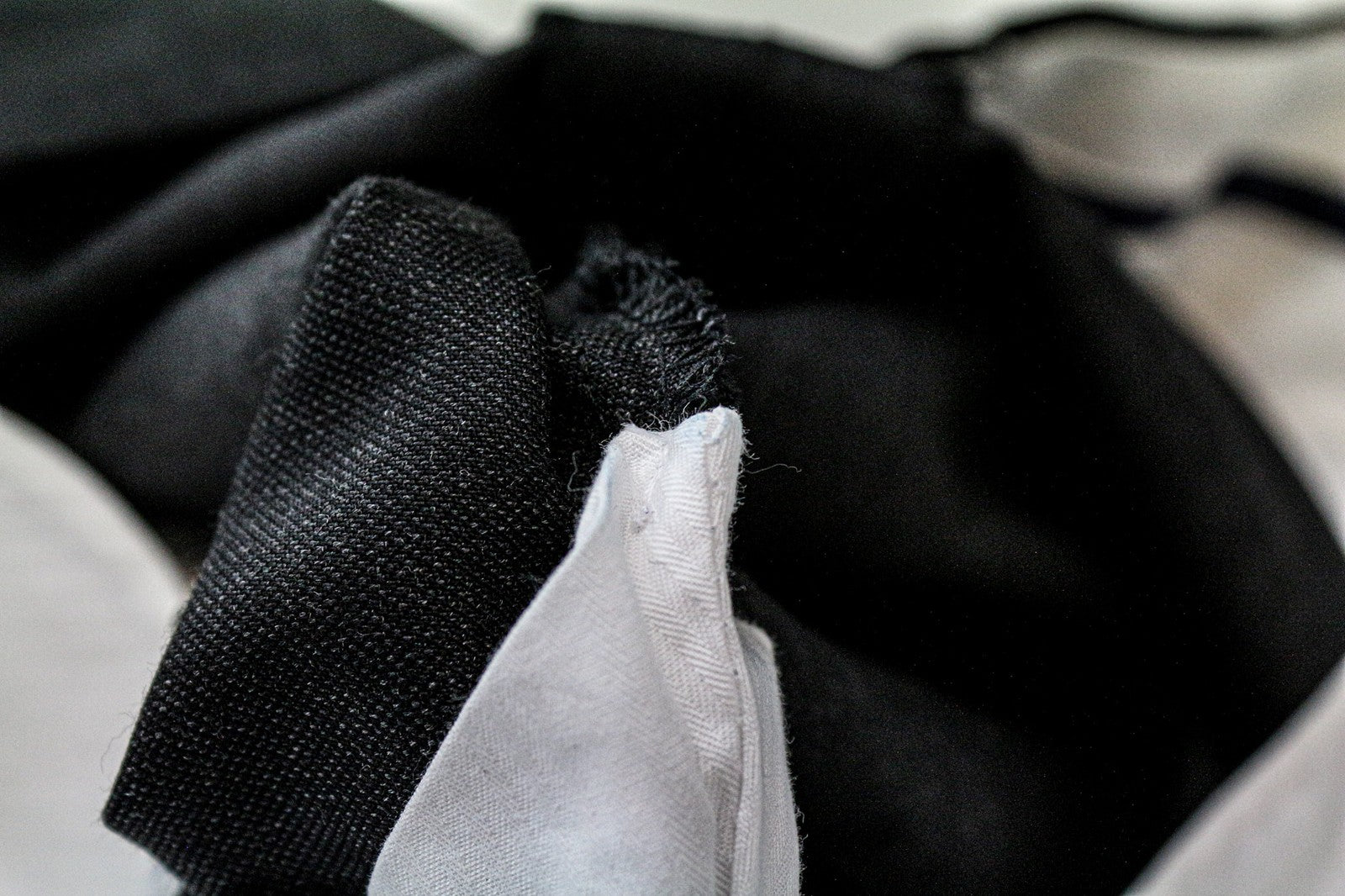 SUITSUPPLY Brescia Men's Trousers UK46S Dark Grey Melange Wool Slim Flat-Front