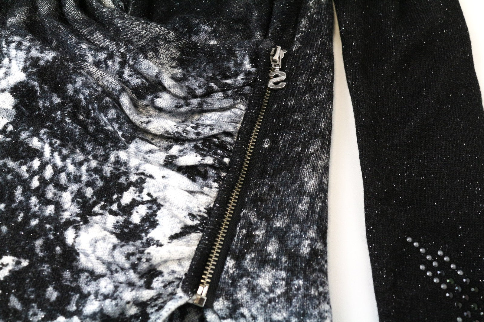 DESIGUAL Baku Women's Sweatshirt XS Grey Black Pattern Shiny V-Neck Top