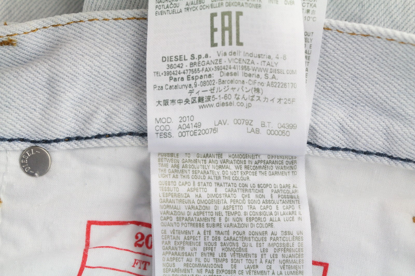 DIESEL 2010 0079Z vyriški džinsai W34/L30 laisvo kirpimo, tiesaus kirpimo, vidutinio juosmens, rekomenduojama kaina – 250 € 