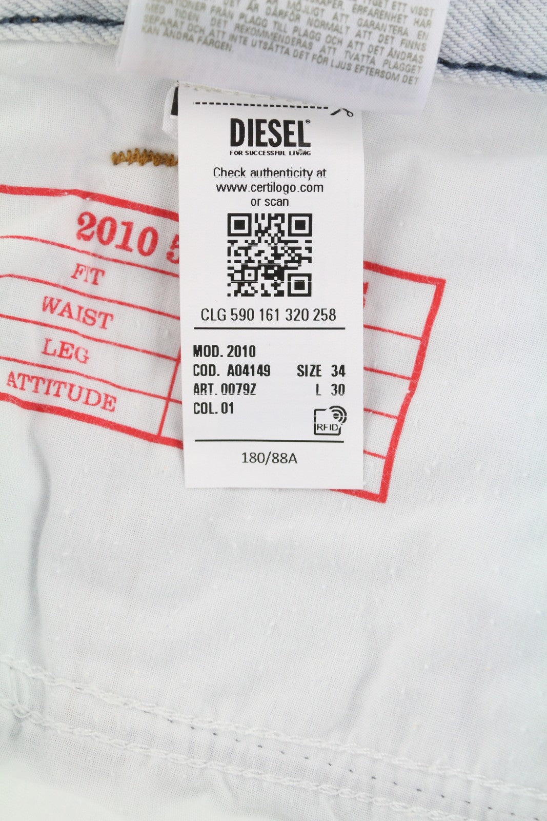 DIESEL 2010 0079Z vyriški džinsai W34/L30 laisvo kirpimo, tiesaus kirpimo, vidutinio juosmens, rekomenduojama kaina – 250 € 