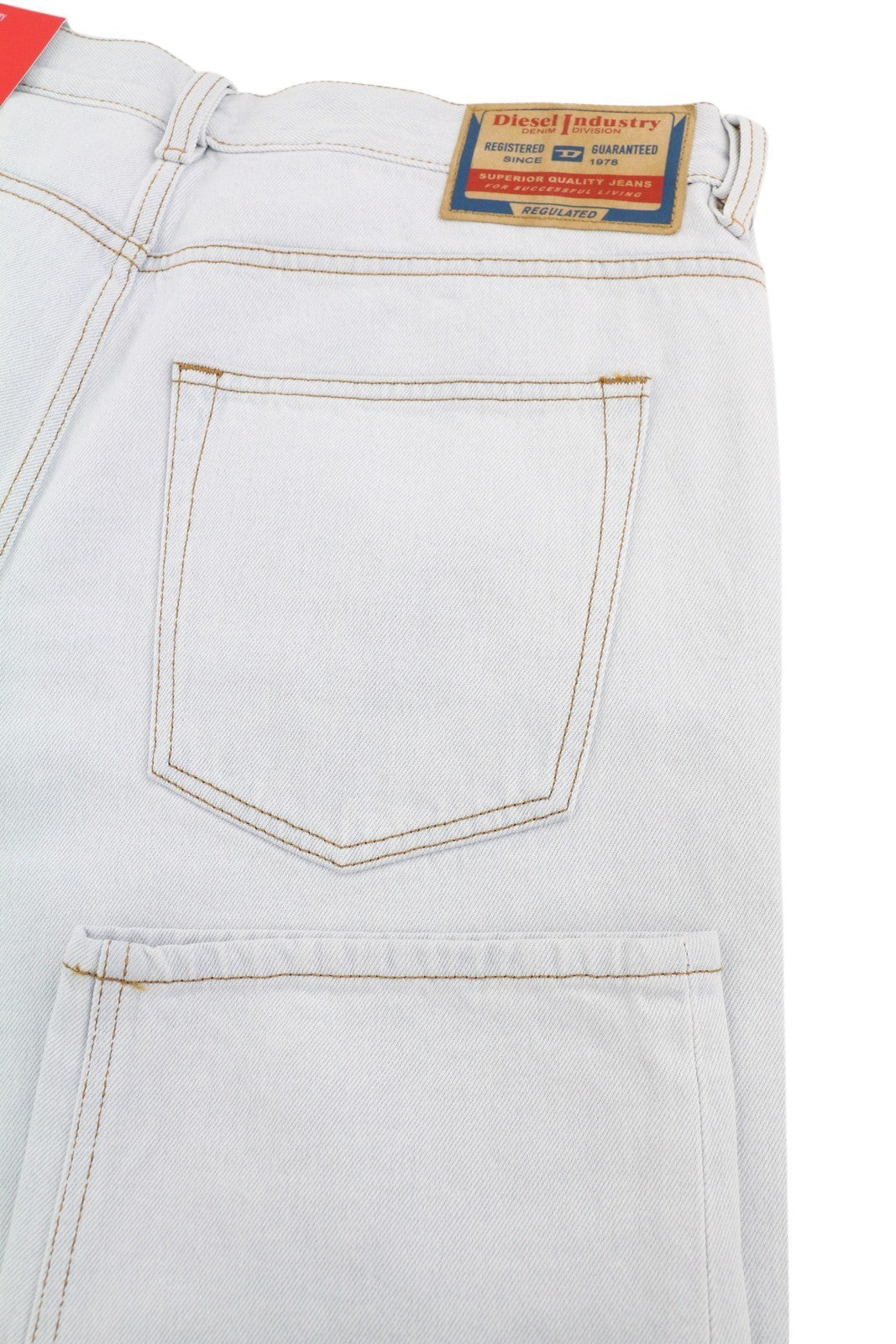 DIESEL 2010 0079Z vyriški džinsai W34/L30 laisvo kirpimo, tiesaus kirpimo, vidutinio juosmens, rekomenduojama kaina – 250 € 