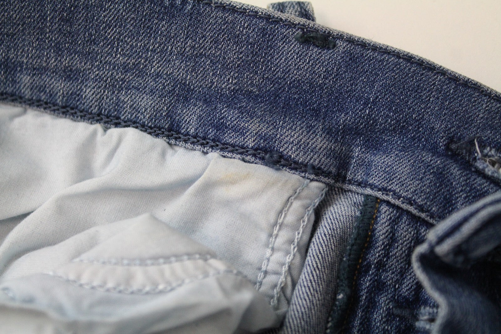 DIESEL vyriški džinsai W30/L32 D-Vider 084AQ morkų kirpimo, sendinto mėlyno, tampraus rašto, plėšyti. 