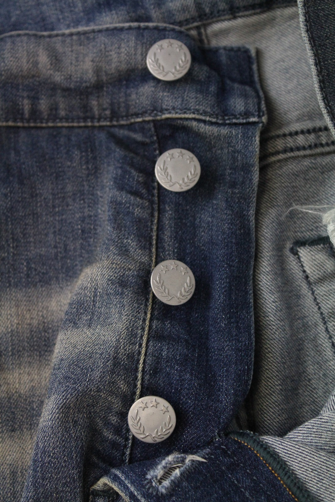 DIESEL vyriški džinsai W30/L32 D-Vider 084AQ morkų kirpimo, sendinto mėlyno, tampraus rašto, plėšyti. 