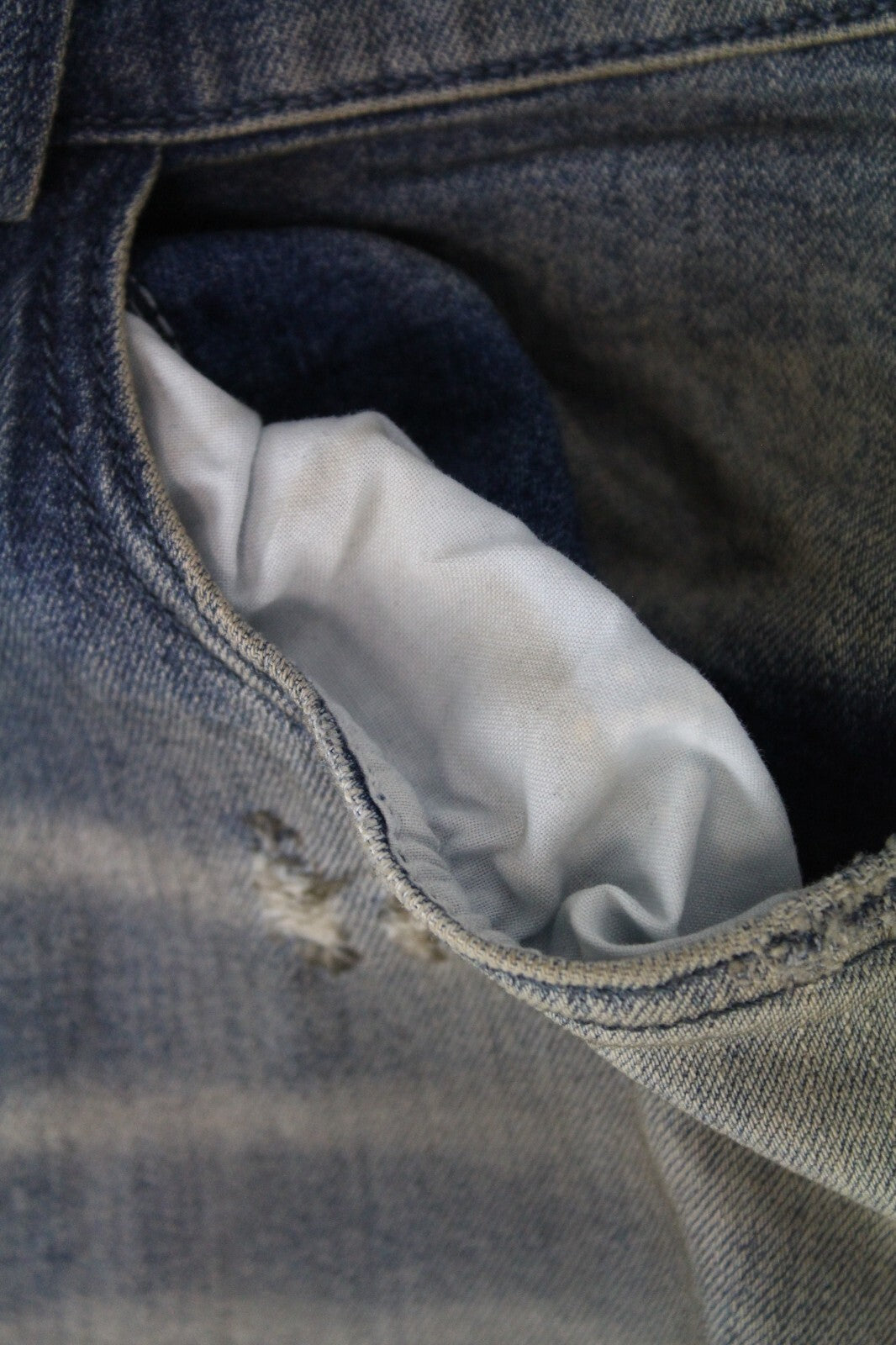 DIESEL vyriški džinsai W30/L32 D-Vider 084AQ morkų kirpimo, sendinto mėlyno, tampraus rašto, plėšyti. 