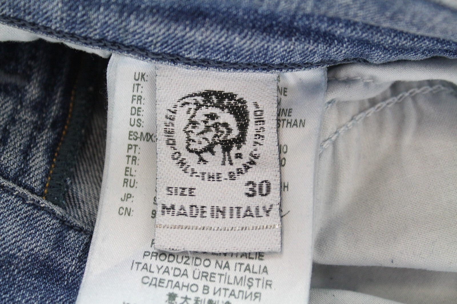 DIESEL vyriški džinsai W30/L32 D-Vider 084AQ morkų kirpimo, sendinto mėlyno, tampraus rašto, plėšyti. 