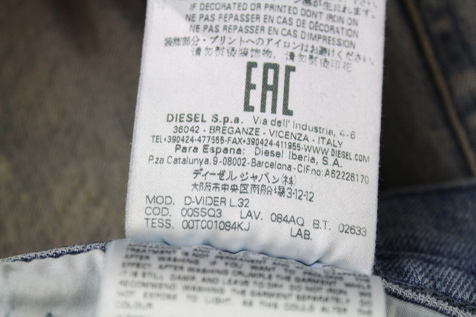 DIESEL vyriški džinsai W30/L32 D-Vider 084AQ morkų kirpimo, sendinto mėlyno, tampraus rašto, plėšyti. 