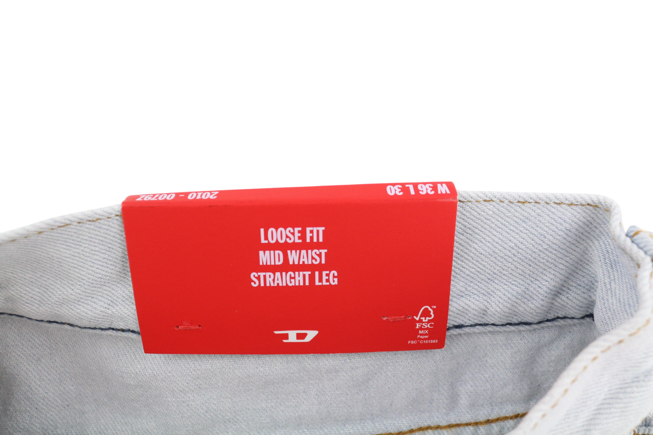 DIESEL 2010 0079Z vyriški džinsai W36/L30 laisvo kirpimo, vidutinio juosmens, tiesaus kirpimo, rekomenduojama kaina – 250 € 