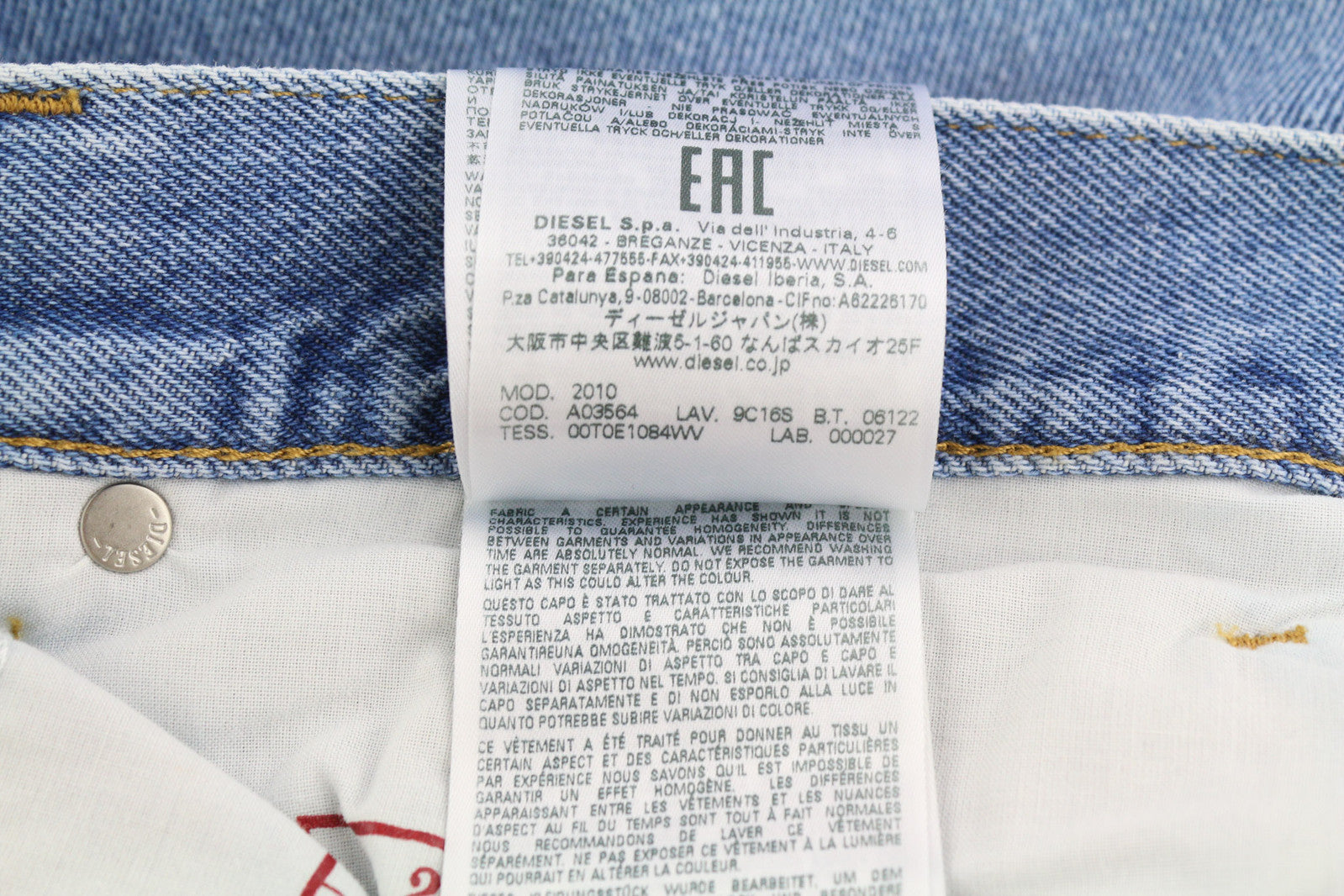 DIESEL 2010 9C16S vyriški džinsai W32/L32 laisvo kirpimo, vidutinio juosmens, tiesaus kirpimo, rekomenduojama kaina – 160 € 