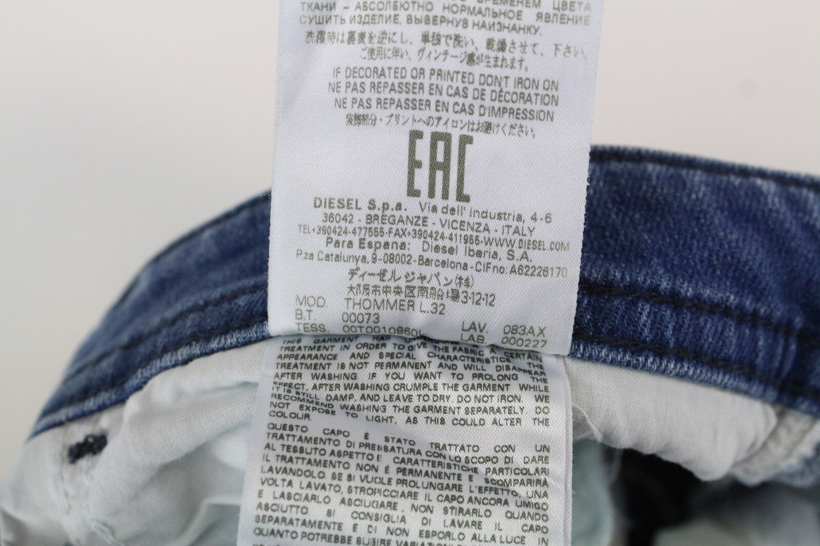 DIESEL Thommer 083AX vyriški džinsai W28/L32 Slim Fit medvilniniai tamprūs džinsai, mėlyni, skalbti 