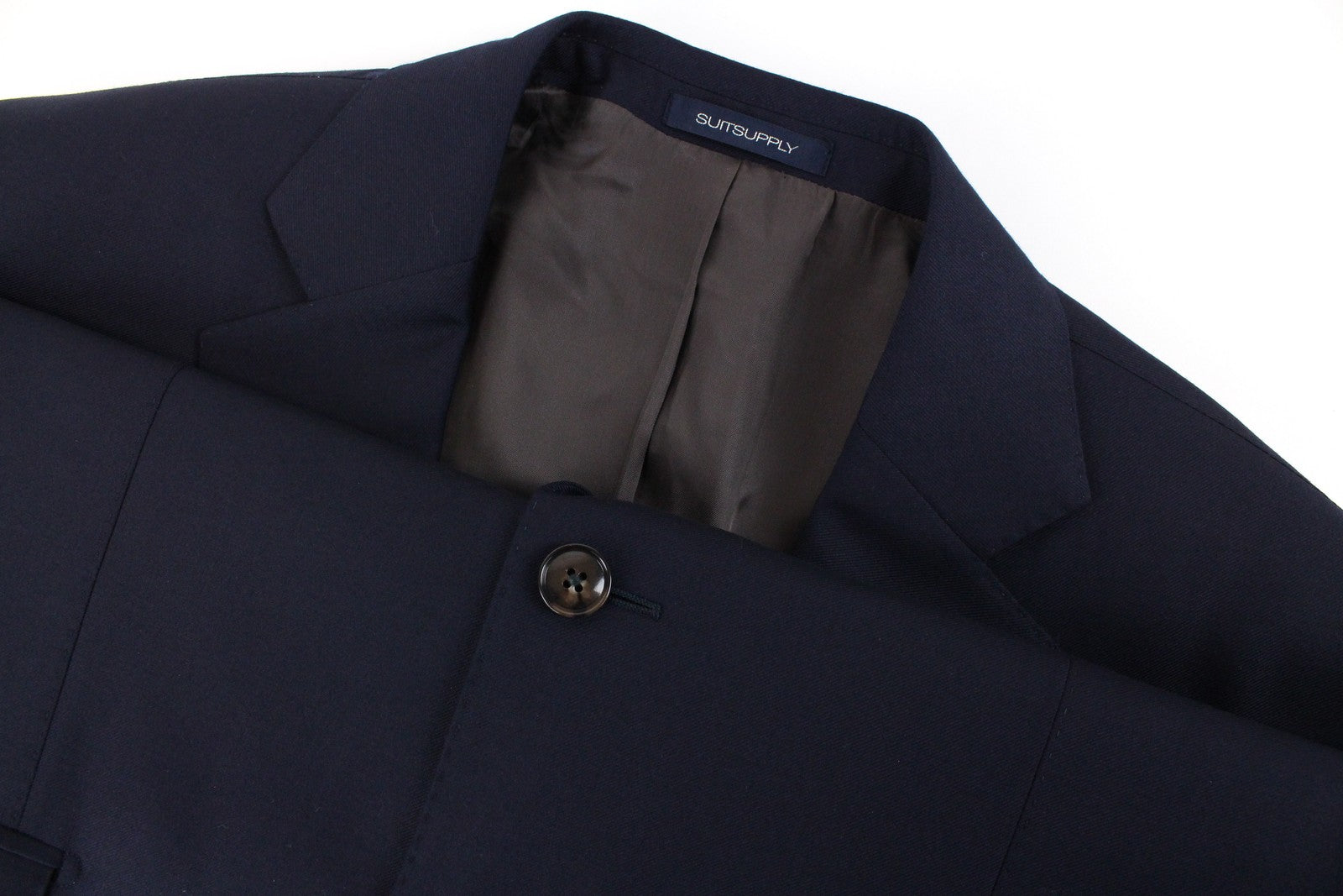 „SUITSUPPLY Napoli“ vyriškas švarkas, UK42L, tamsiai mėlynas, su grynos vilnos pamušalu, klasikinis, vienos krūtinės. 