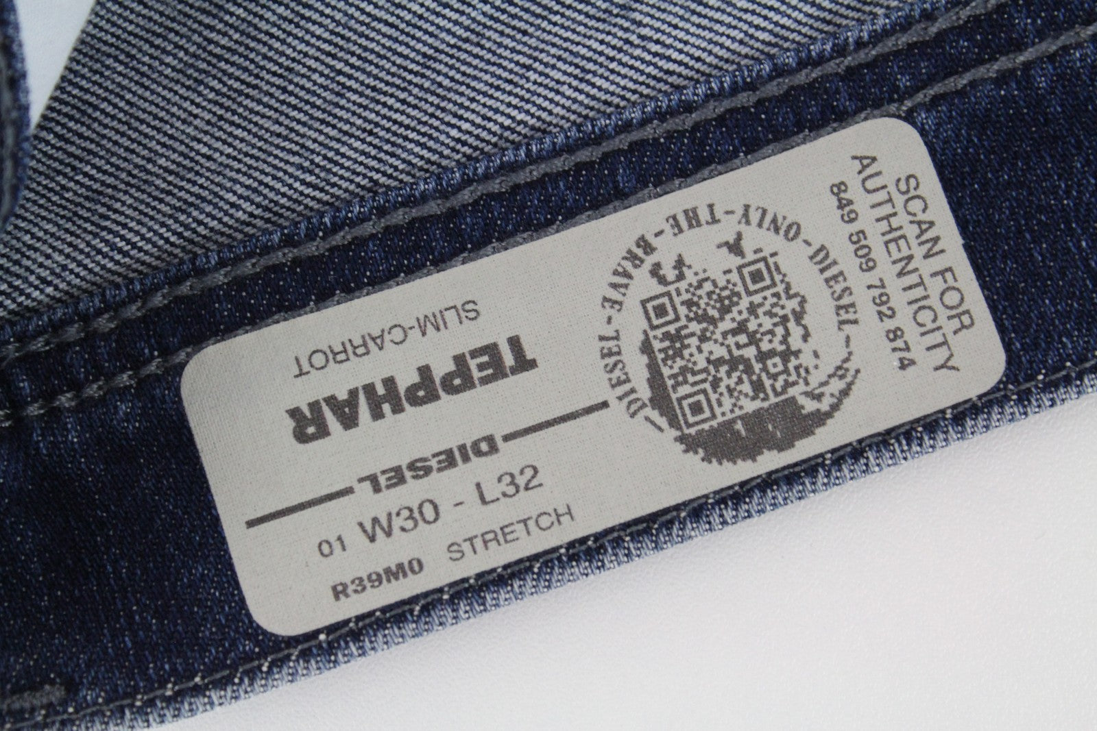 DIESEL Tepphar R39M0 vyriški džinsai W30/L32 mėlyni, ploni, morkų kirpimo, tamprūs, skalbti medvilniniai džinsai. 