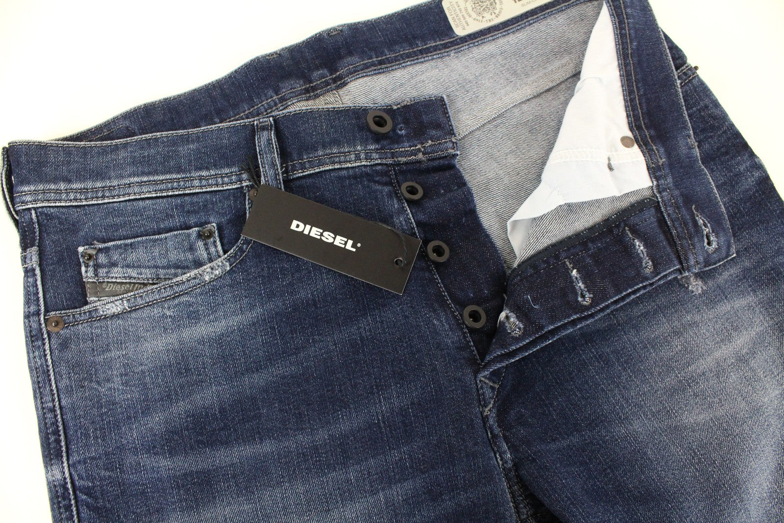 DIESEL Tepphar R39M0 vyriški džinsai W30/L32 mėlyni, ploni, morkų kirpimo, tamprūs, skalbti medvilniniai džinsai. 