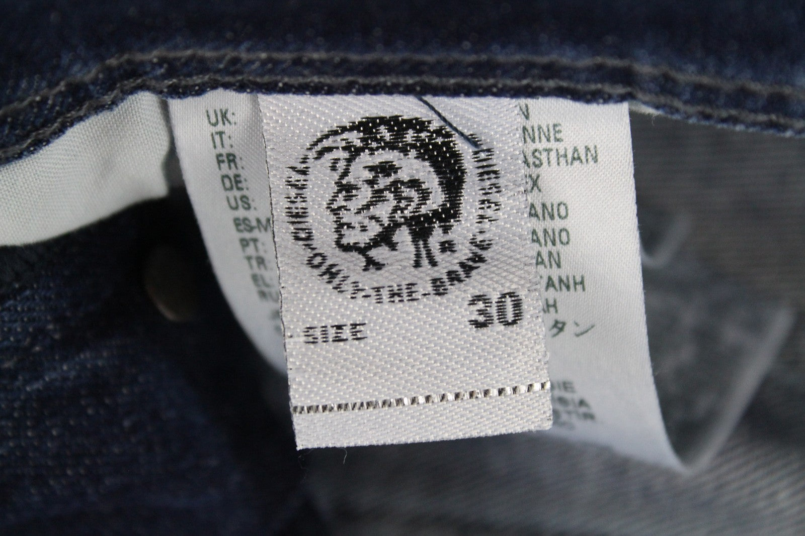 DIESEL Tepphar R39M0 vyriški džinsai W30/L32 mėlyni, ploni, morkų kirpimo, tamprūs, skalbti medvilniniai džinsai. 