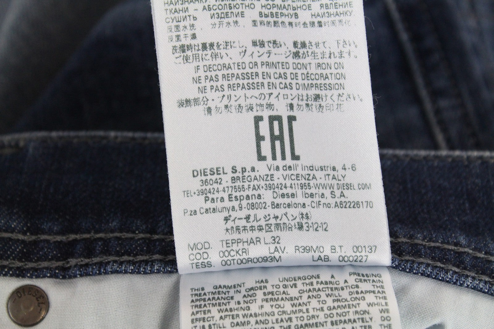 DIESEL Tepphar R39M0 vyriški džinsai W30/L32 mėlyni, ploni, morkų kirpimo, tamprūs, skalbti medvilniniai džinsai. 