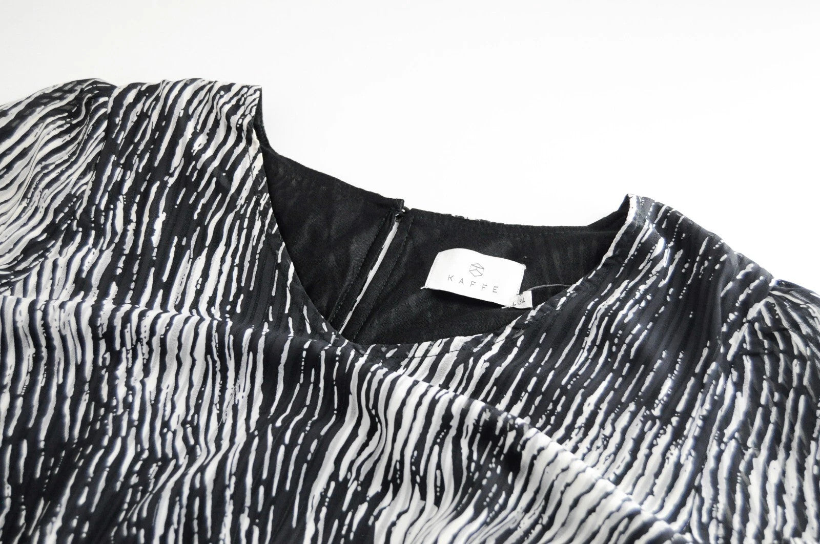 KAFFE Kajenny Women's Dress 34 Grey Patterned Long Sleeve V-Neck Mid-Length