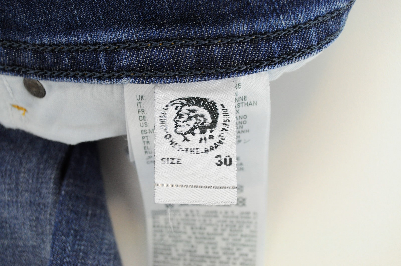 DIESEL Buster R4TW8 Men Jeans W30/L32 Slim Tapered Blue Stretch Wash Jeans