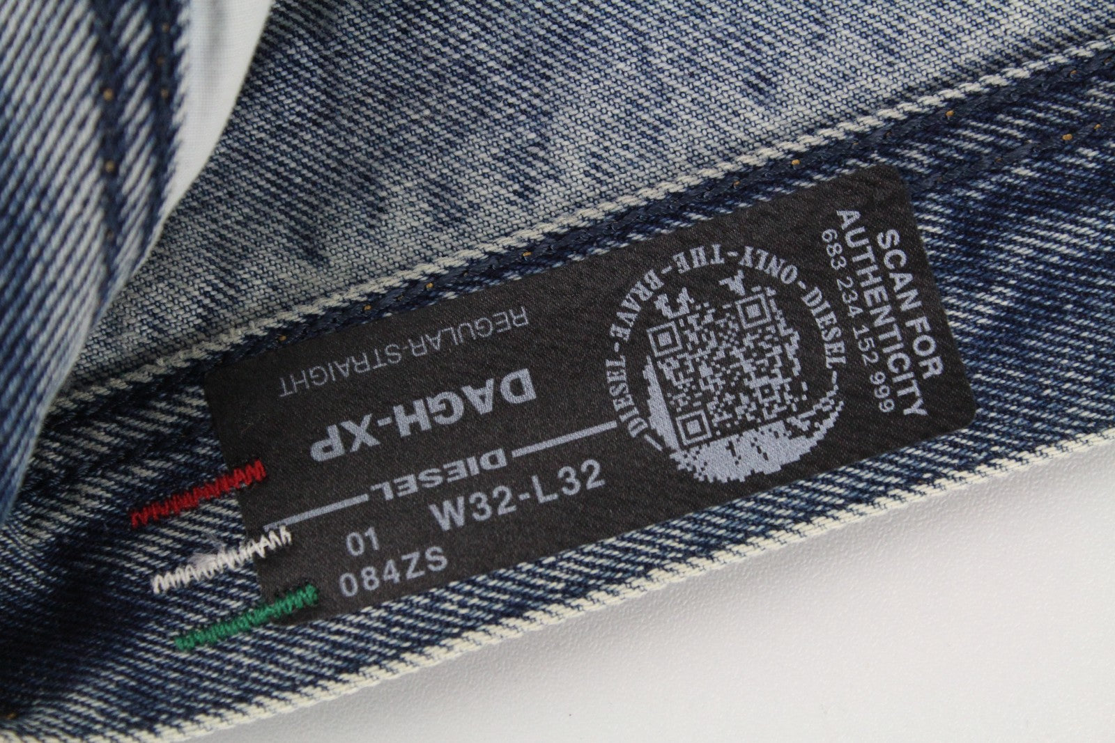 DIESEL Dagh-XP 084ZS Men's Jeans W32/L32 Straight Fit Washed Blue Ripped Cotton