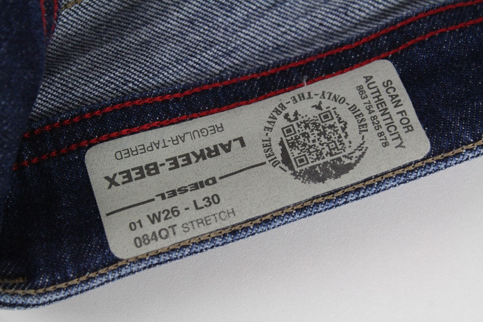 DIESEL Larkee-Beex 084QT vyriški džinsai W26/L30 siaurėjantys, mėlyni, plėšyti medvilniniai džinsai 