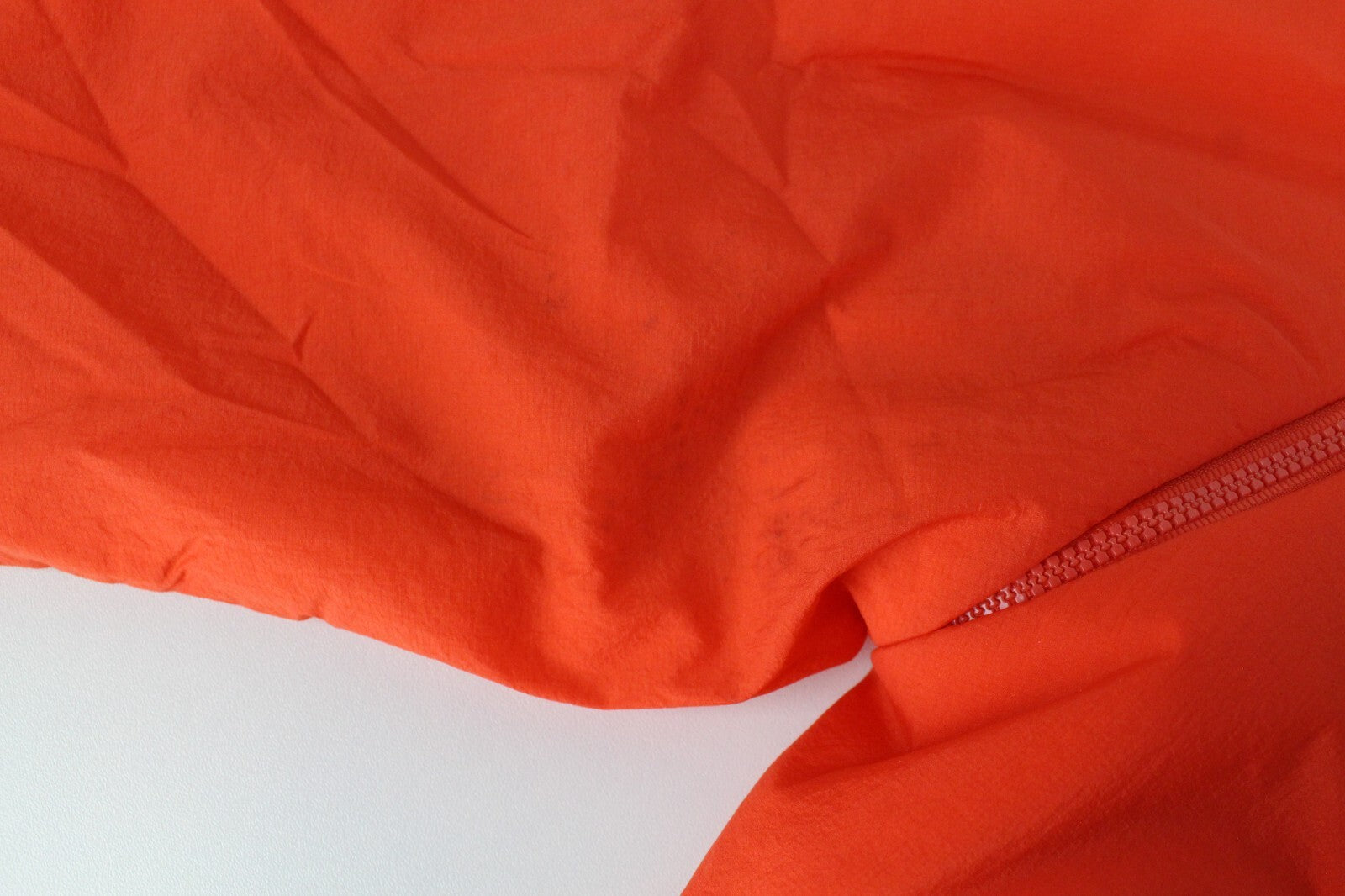 G-STAR vyriška oranžinė striukė-liemenė S dydžio, su paminkštinimu, unikaliomis užtrauktukais ir nuimamomis rankovėmis. 