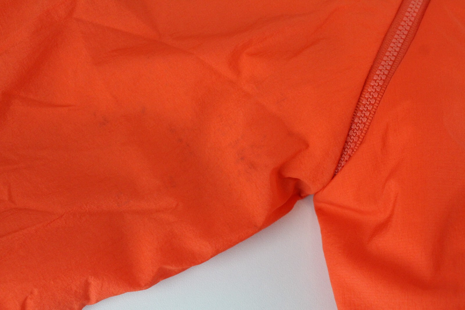 G-STAR vyriška oranžinė striukė-liemenė S dydžio, su paminkštinimu, unikaliomis užtrauktukais ir nuimamomis rankovėmis. 