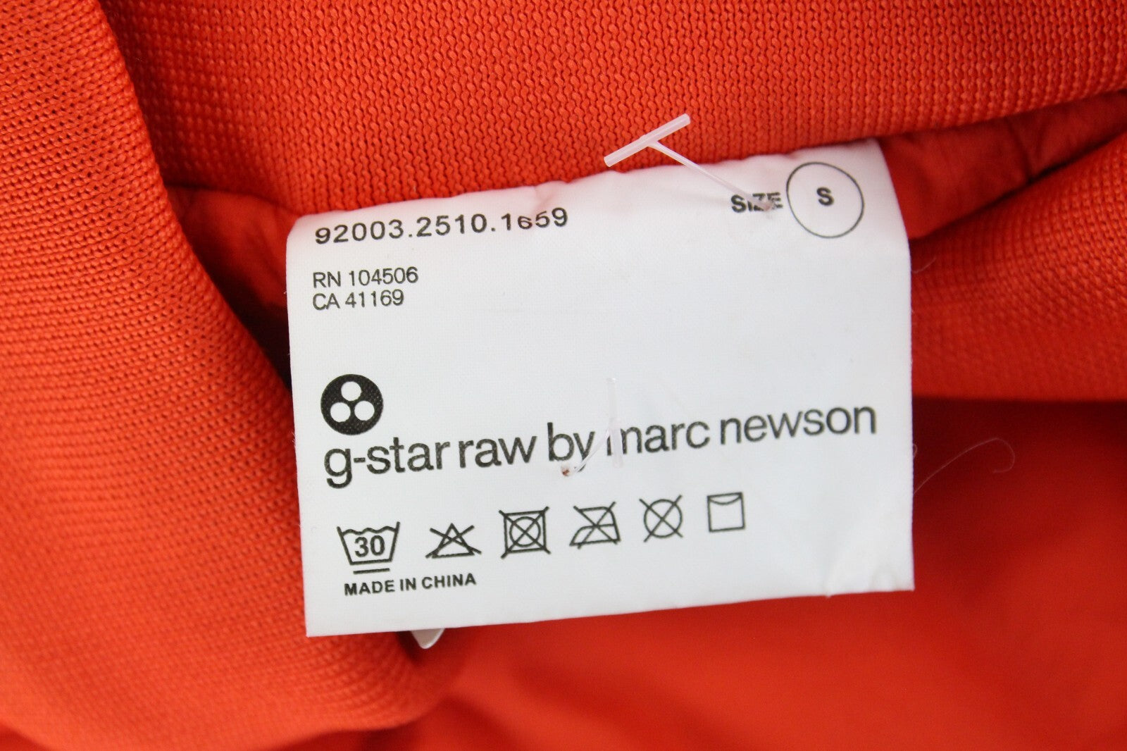 G-STAR vyriška oranžinė striukė-liemenė S dydžio, su paminkštinimu, unikaliomis užtrauktukais ir nuimamomis rankovėmis. 