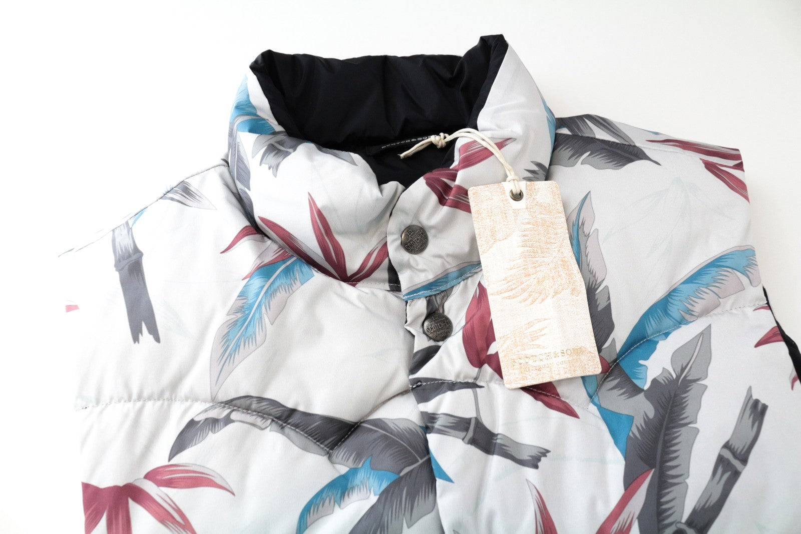 SCOTCH &amp; SODA vyriška liemenė su gėlėtu raštu, dvipusė, balkšva dygsniuota liemenė 