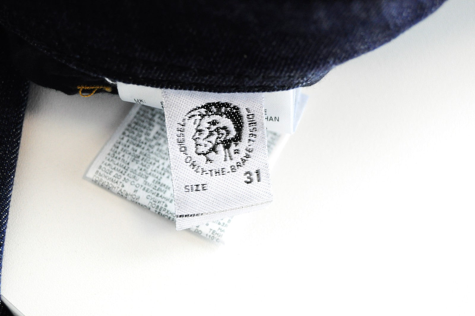 DIESEL Waykee R7NA8 vyriški mėlyni dirbtinės odos džinsai su sagomis, W28 L30 gofruotu gofruotu audiniu 