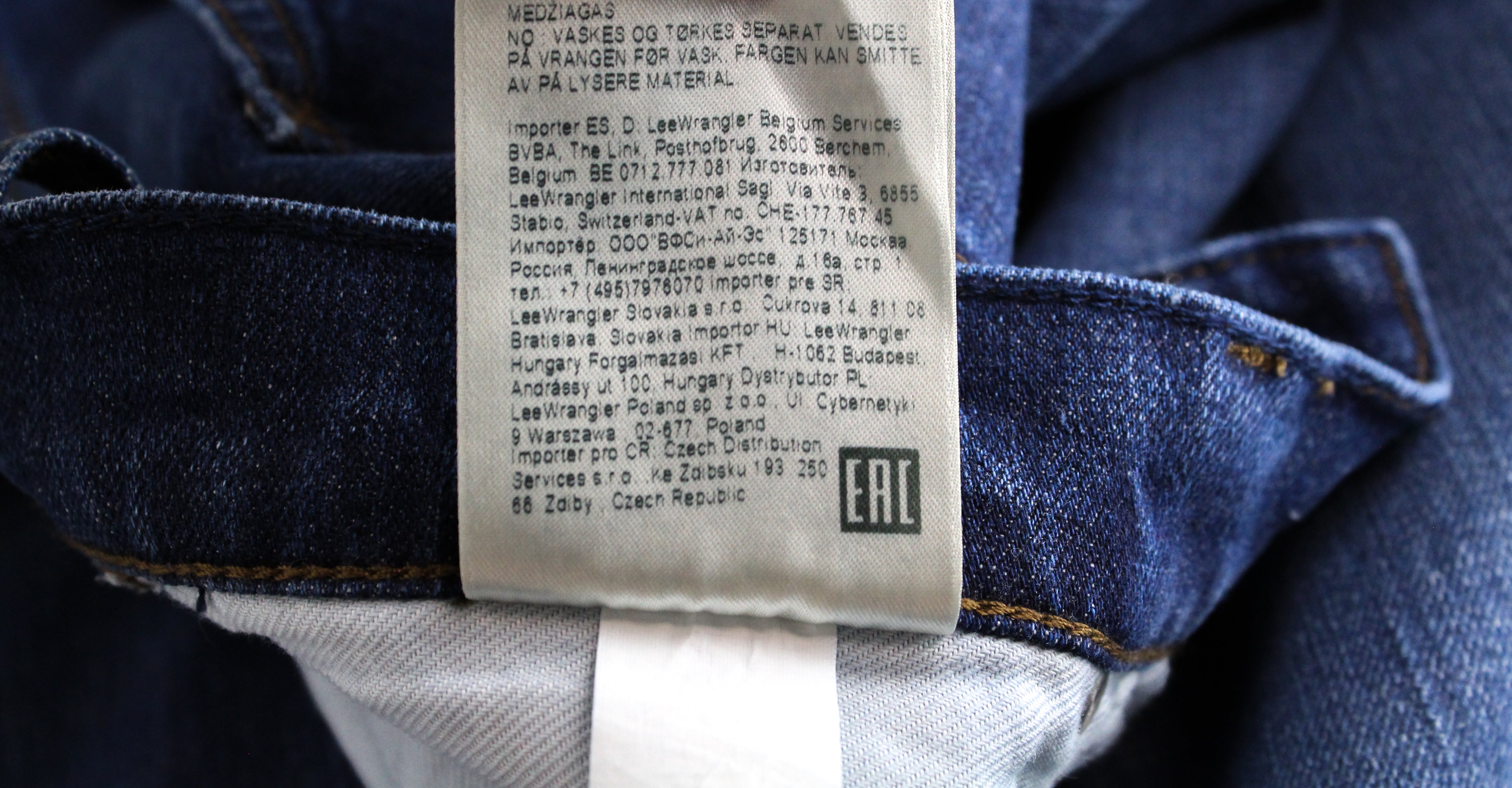 LEE Austin vyriški W30/L32 siaurėjantys tamsiai mėlyni vidutinio liemens tamprūs, įprasto kirpimo marškinėliai 