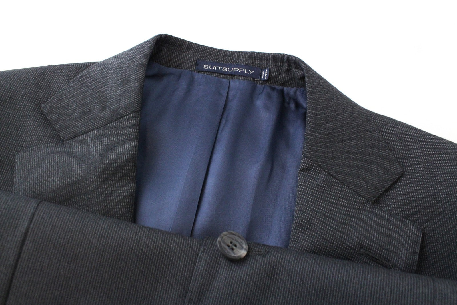 „SUITSUPPLY Napoli“ vyriškas pilkas supervilnos švarkas, UK38R, dryžuotas su sagomis