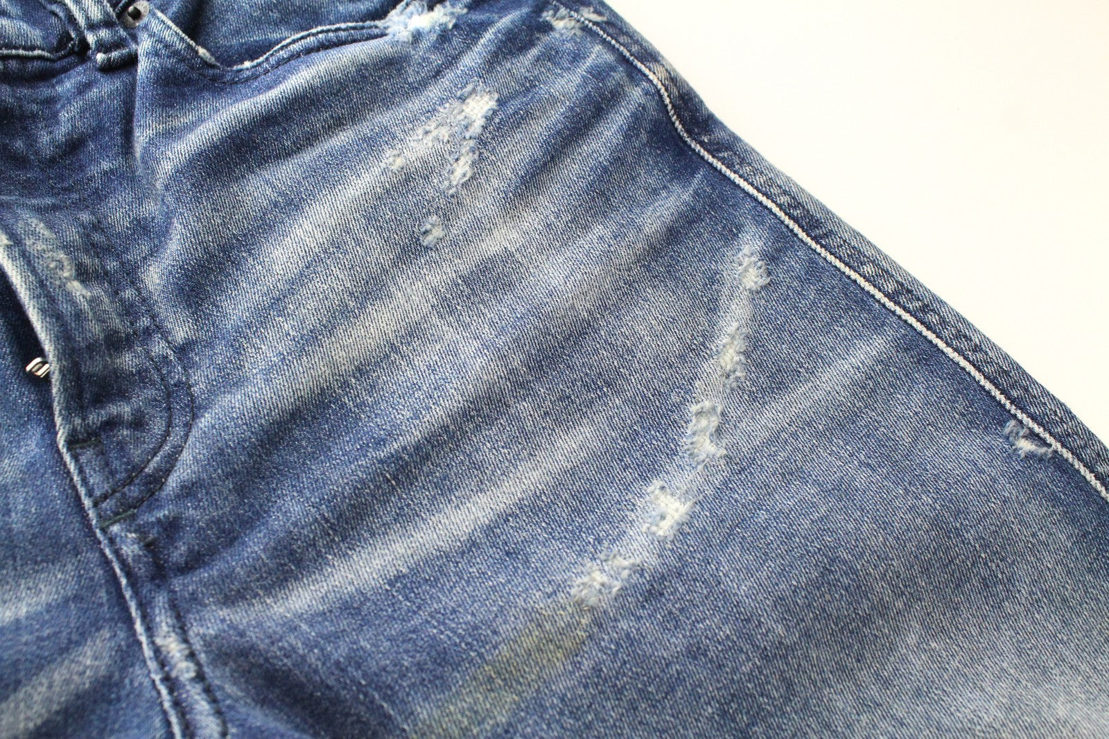 DIESEL D-Reeft-T 0870O W26 vyriški džinsai, aptempti, berniukiški, sportiniai, su dėmėmis. 