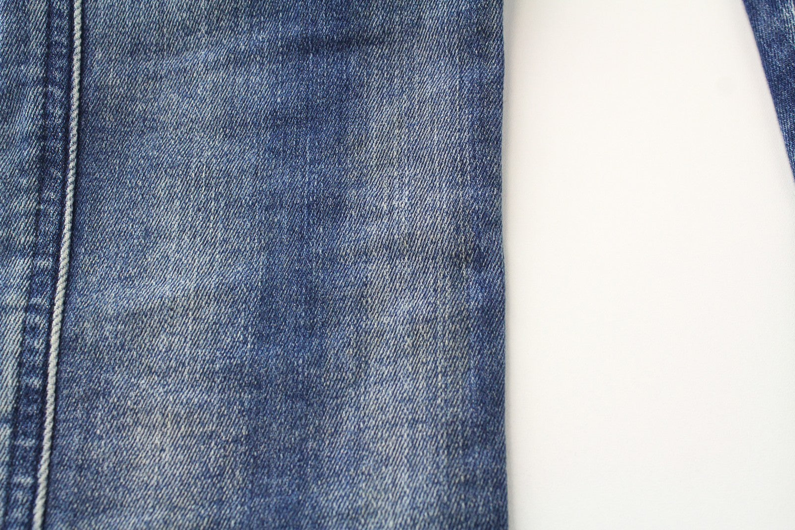 DIESEL D-Reeft-T 0870O W26 vyriški džinsai, aptempti, berniukiški, sportiniai, su dėmėmis. 