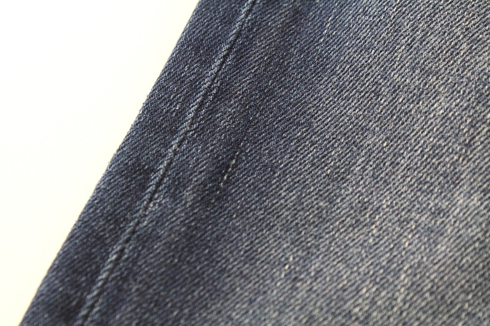 DIESEL Thommer 0870F W28/L32 vyriški džinsai, aptempti, mėlyni, su užtrauktuku ir išblukę. 