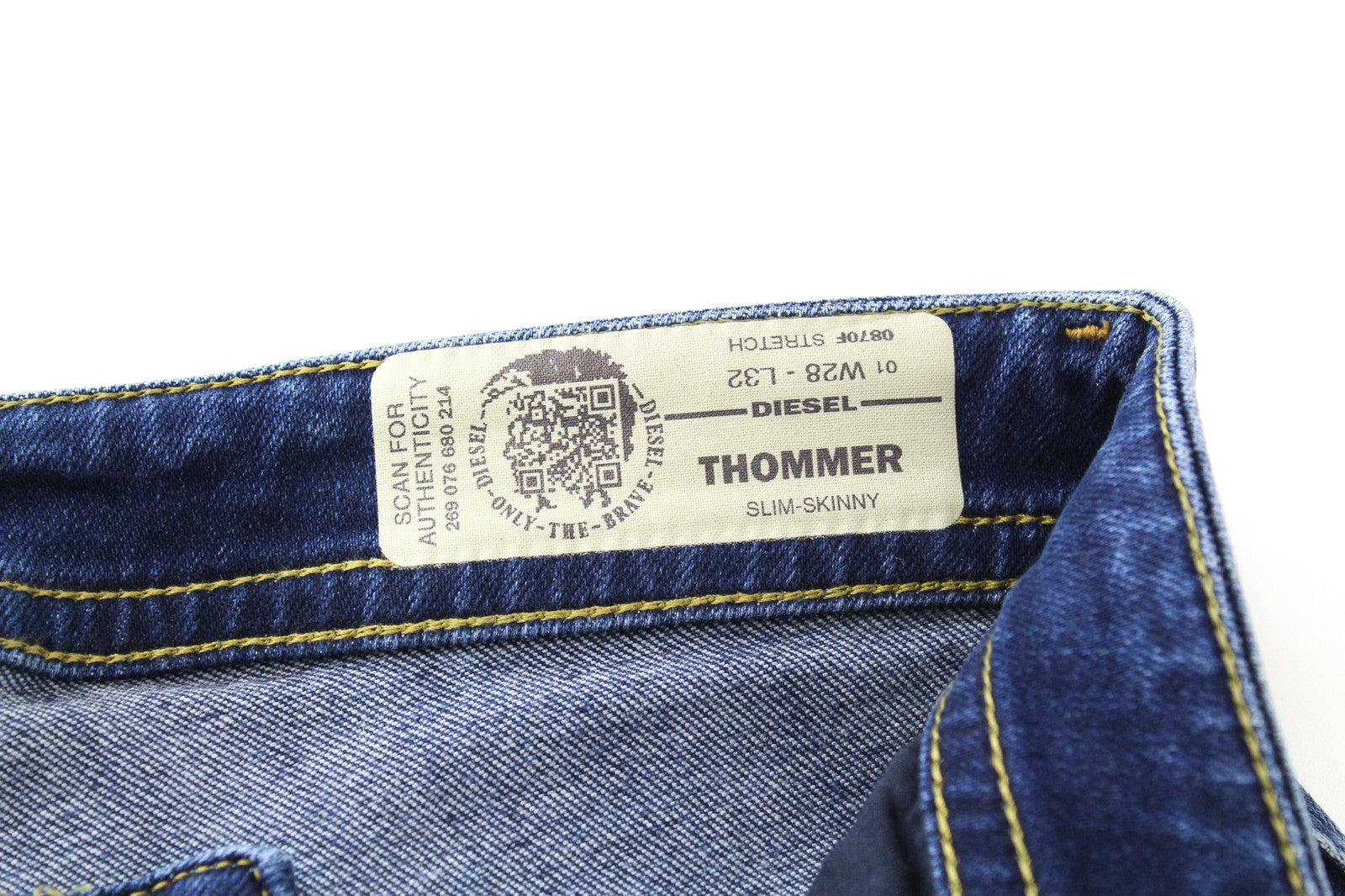 DIESEL Thommer 0870F W28/L32 vyriški džinsai, aptempti, mėlyni, su užtrauktuku ir išblukę. 