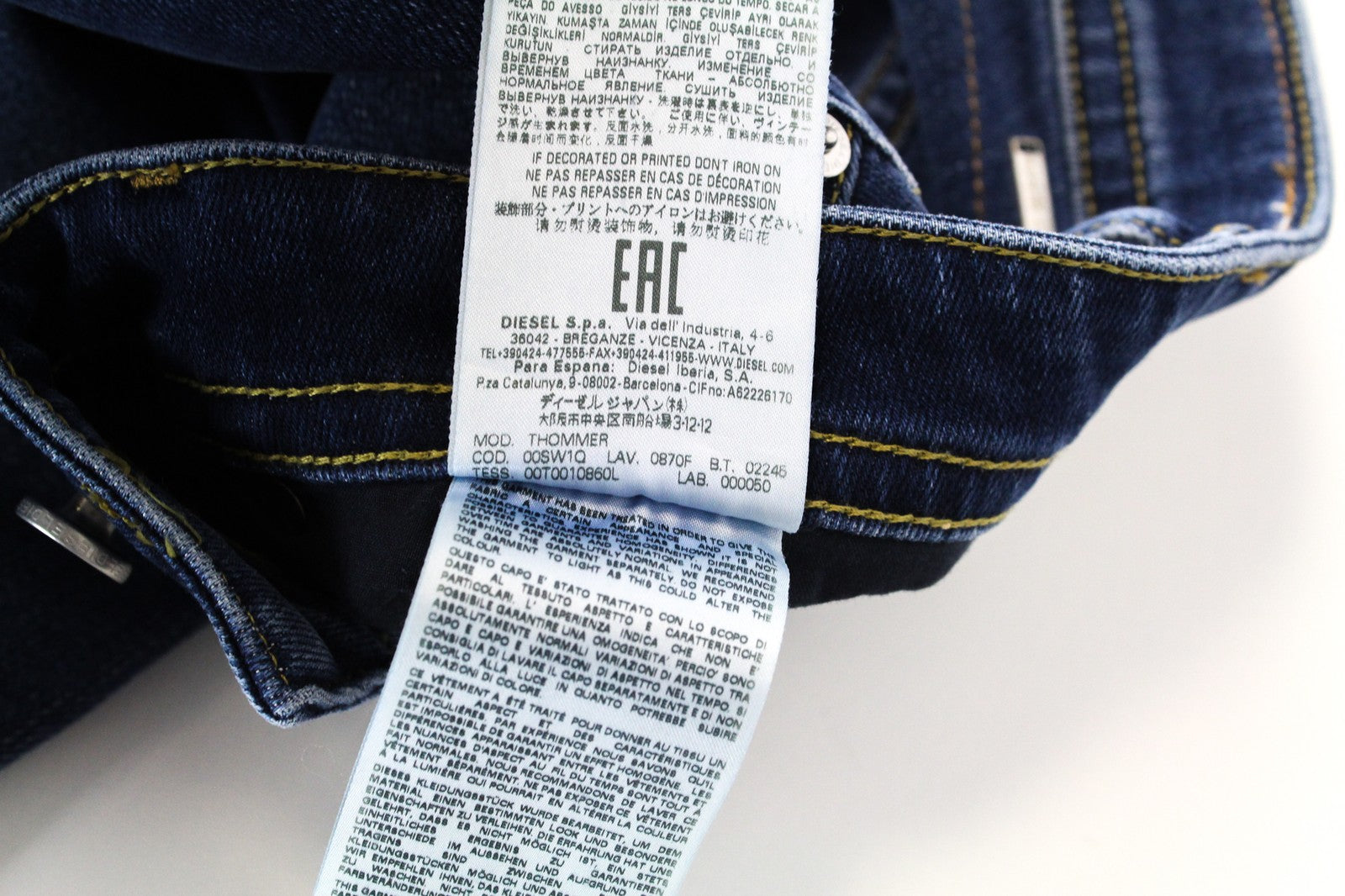 DIESEL Thommer 0870F W28/L32 vyriški džinsai, aptempti, mėlyni, su užtrauktuku ir išblukę. 