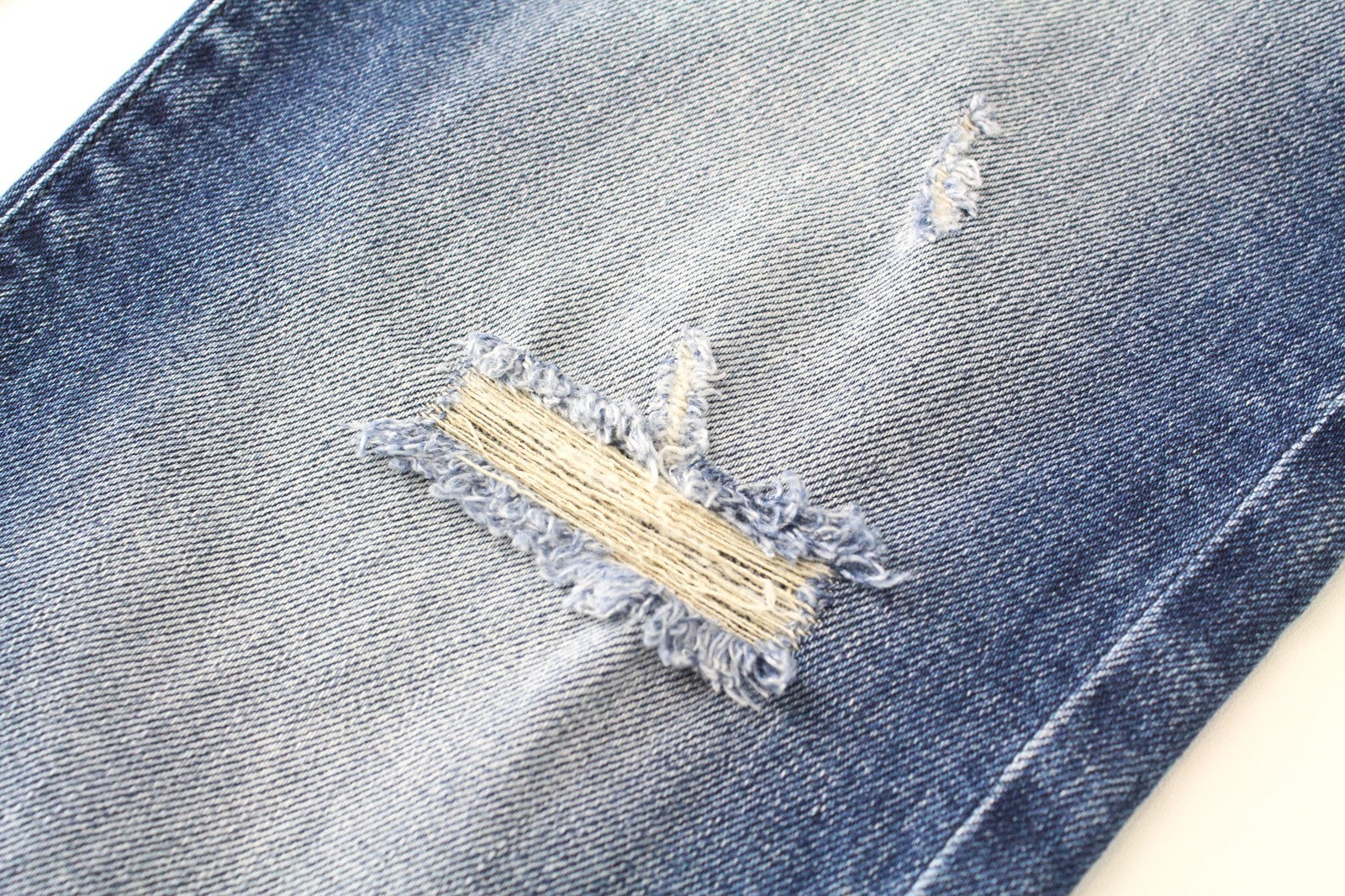 DIESEL D-Strukt 081AQ vyriški W29/L30 siaurėjantys plėšyti džinsai su akmens spalvos užtrauktuku 