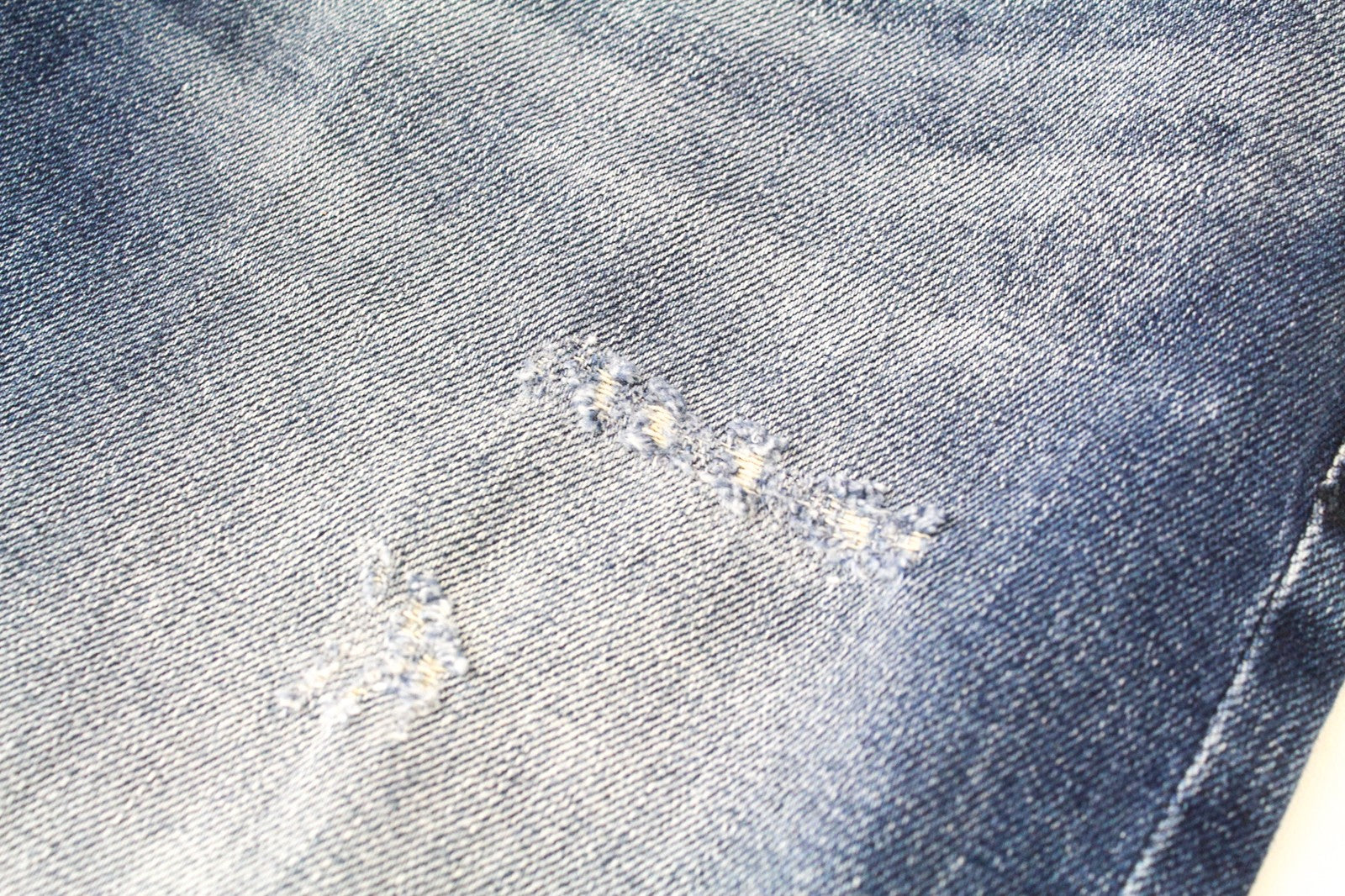 DIESEL D-Strukt 081AQ vyriški W29/L30 siaurėjantys plėšyti džinsai su akmens spalvos užtrauktuku 