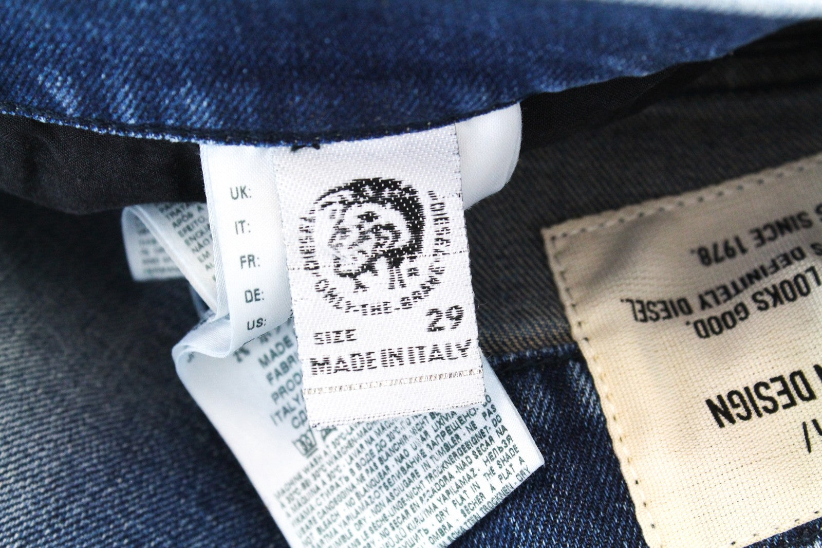 DIESEL D-Strukt 081AQ vyriški W29/L30 siaurėjantys plėšyti džinsai su akmens spalvos užtrauktuku 