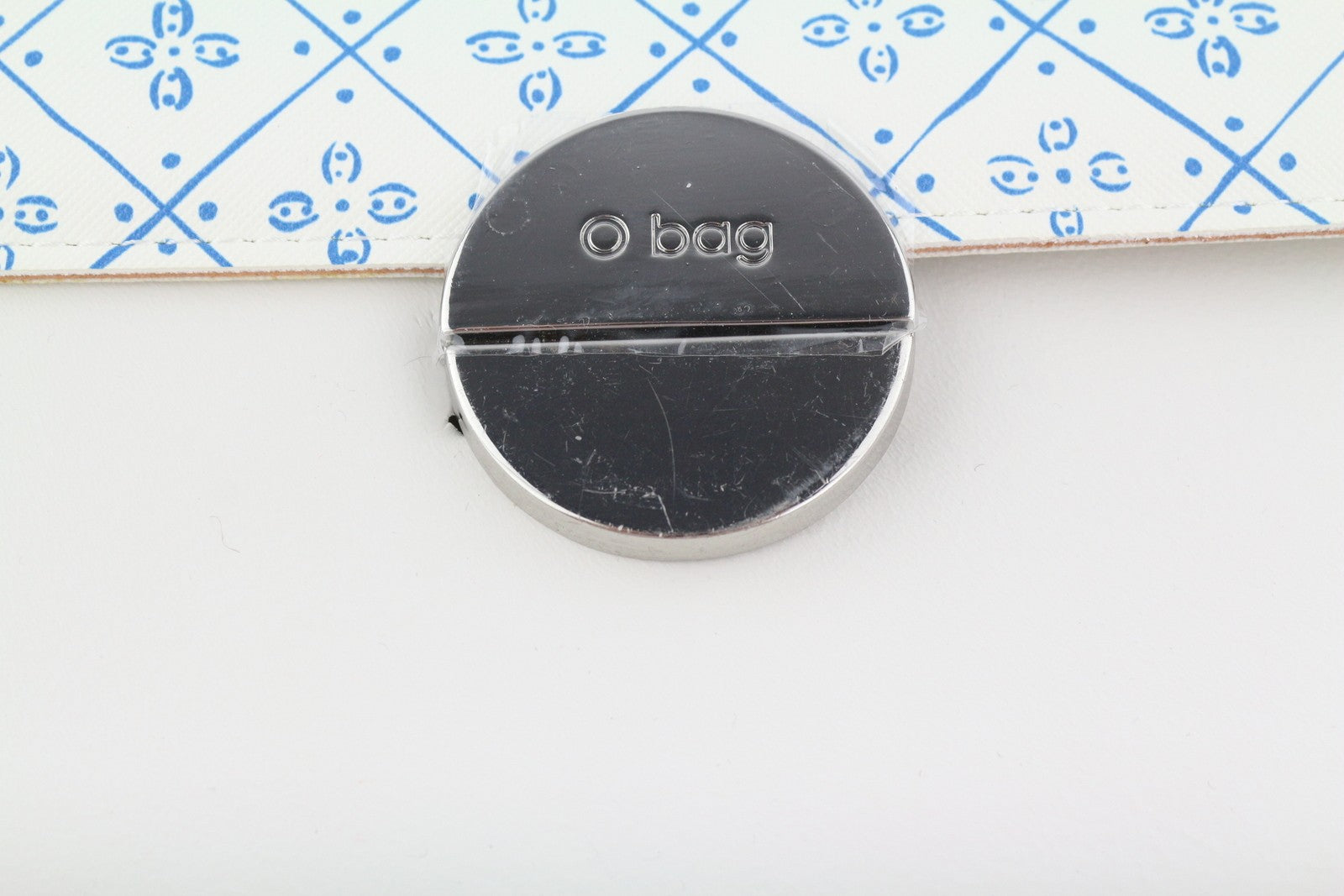 O BAG Glam Women Bag OS White Patterned Adjustable Strap Clasp Logo Crossbody