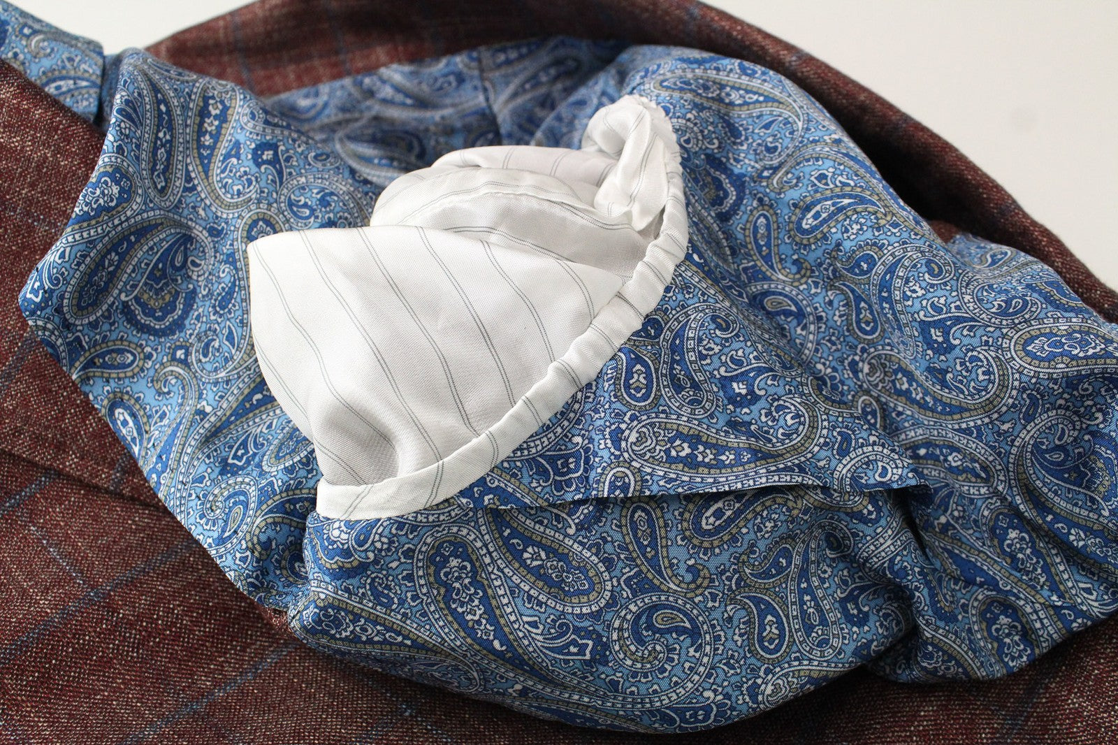 „SUITSUPPLY Lazio“ raudonas vyriškas švarkas, 34 dydžio, aptemptas, languotas, bambukinis oficialios suknelės modelis 