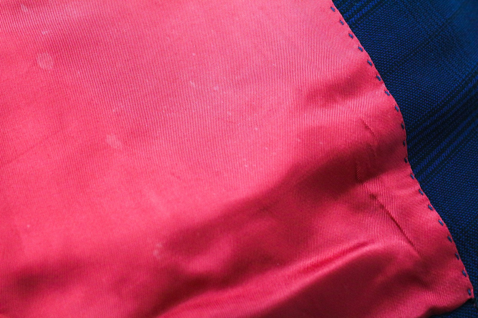 „SUITSUPPLY Sienna“ vyriškas mėlynas languotas vilnonis švarkas su languotais raštais (UK34R, S130) su plonu tiesiu raštu