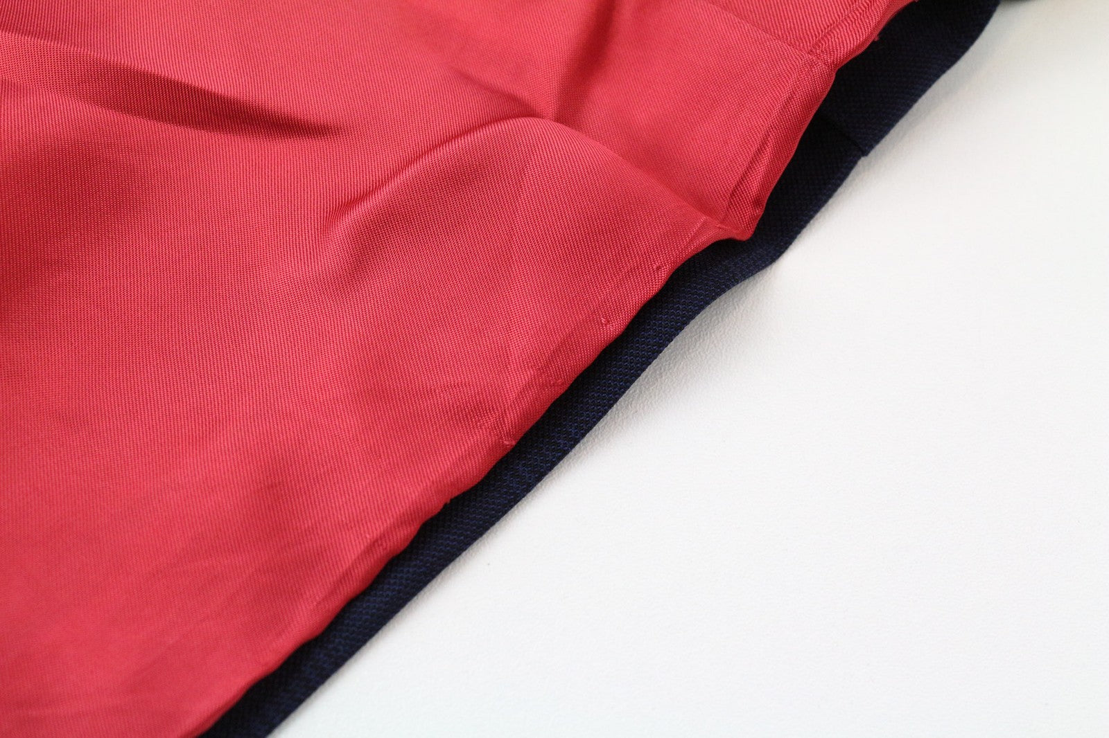 „SUITSUPPLY Sienna“ vyriškas mėlynas languotas vilnonis švarkas su languotais raštais (UK34R, S130) su plonu tiesiu raštu