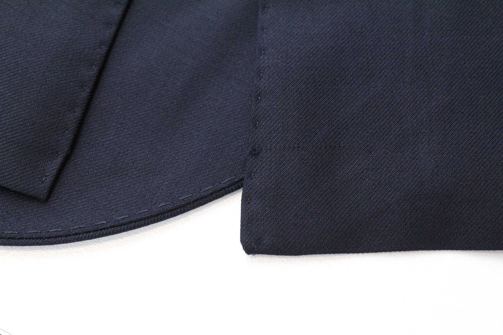 „SUITSUPPLY Lazio Blueline“ vyriškas švarkas, UK36L, tamsiai mėlynas, su pamušalu, vienos krūtinės. 