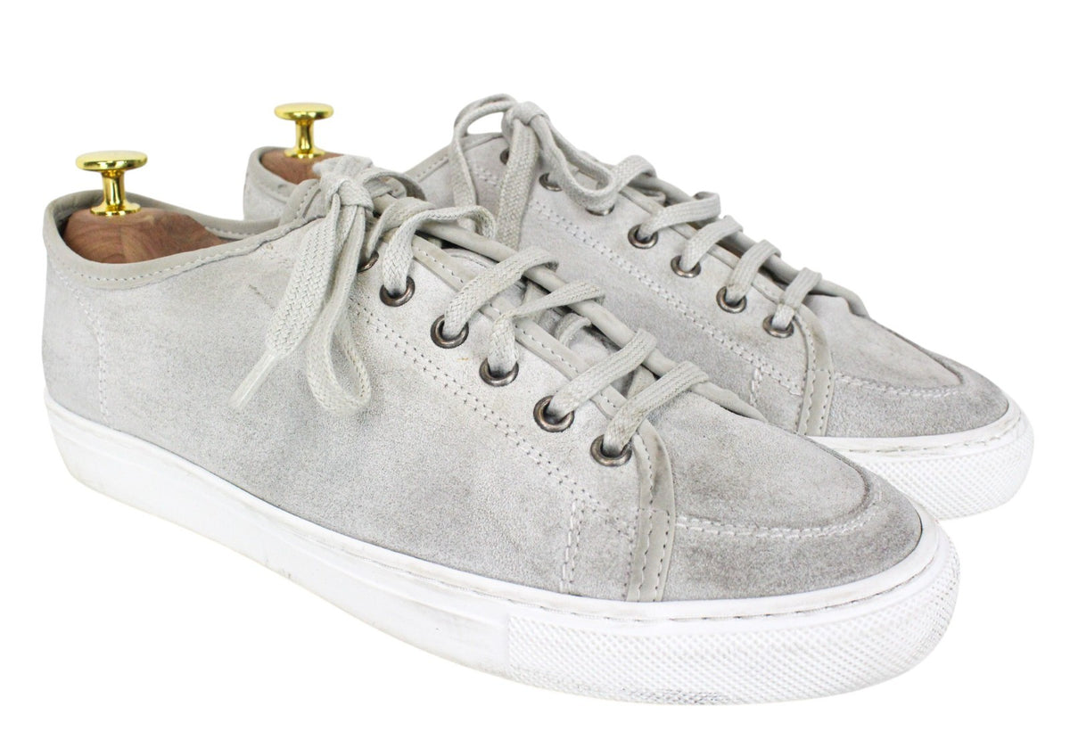 Graue Wildleder-Sneaker