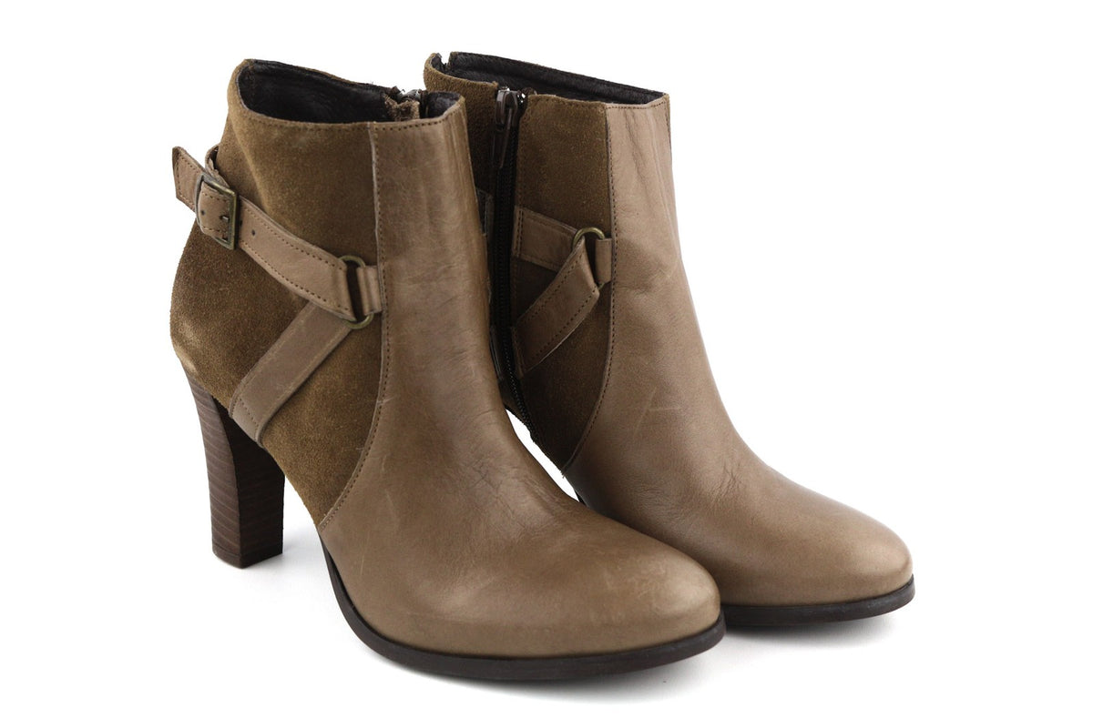 Braune Lederstiefel
